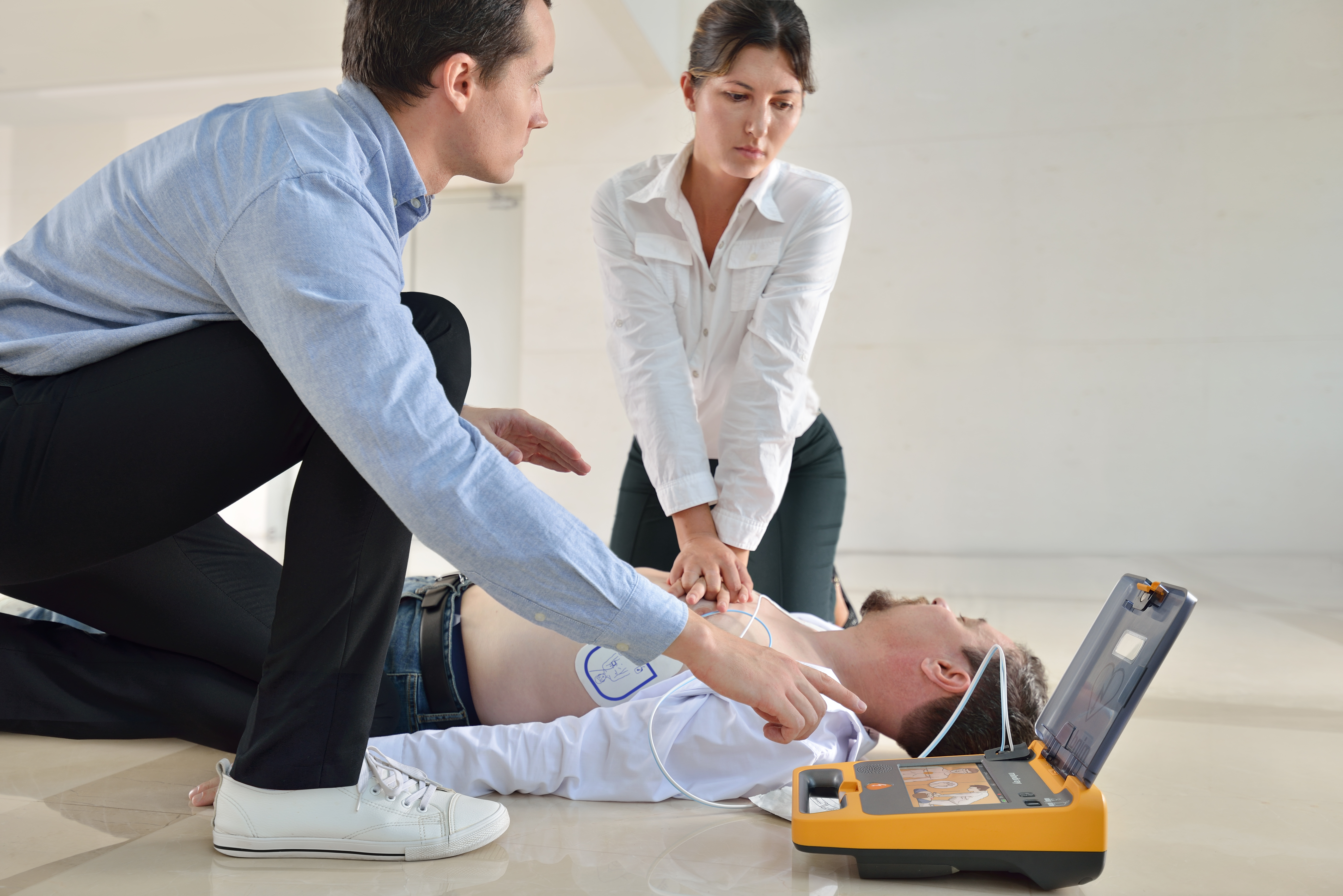 Mindray C2 Semi-Automatic Defibrillator with 7in Colour Screen - Product showcase image 2 at LFA First Response